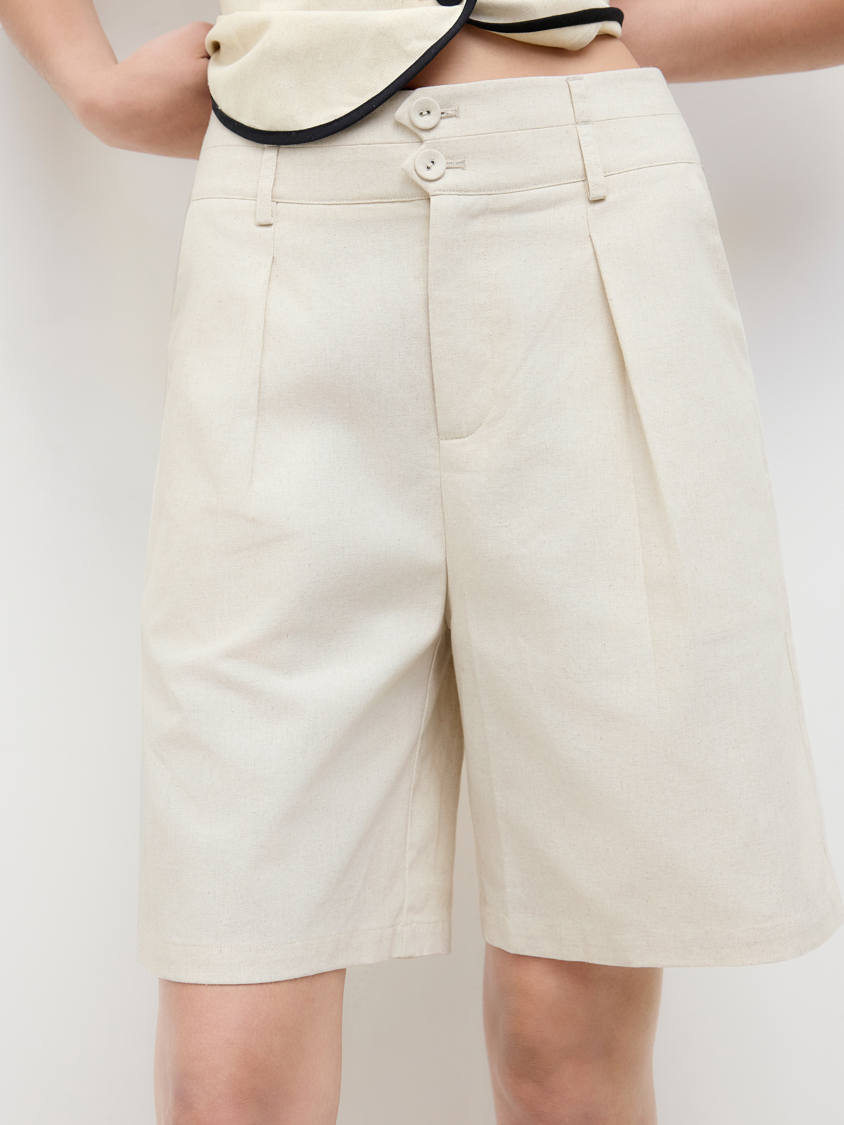 Linen-Blend Mid Rise Pleated Shorts